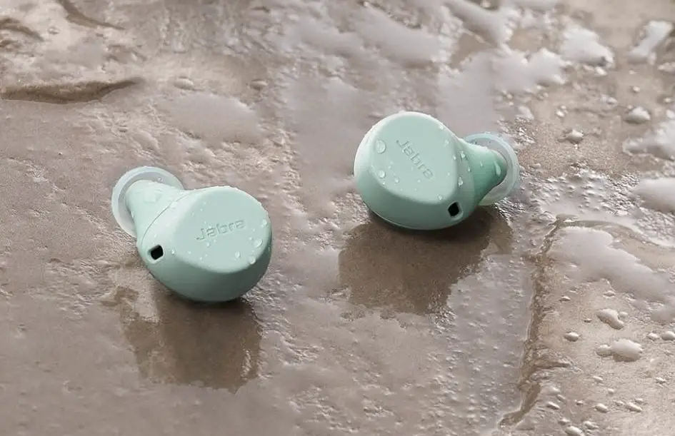 In Ear Kopfhörer Jabra Elite Active 7 liegen auf einem nassen Stein