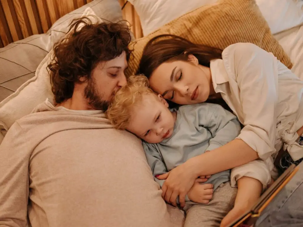 Schlafende Faimilie mit Vater, Mutter und Kleinkind